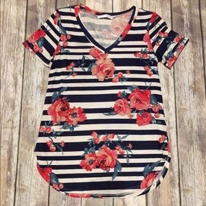 Medium navy floral boutique top